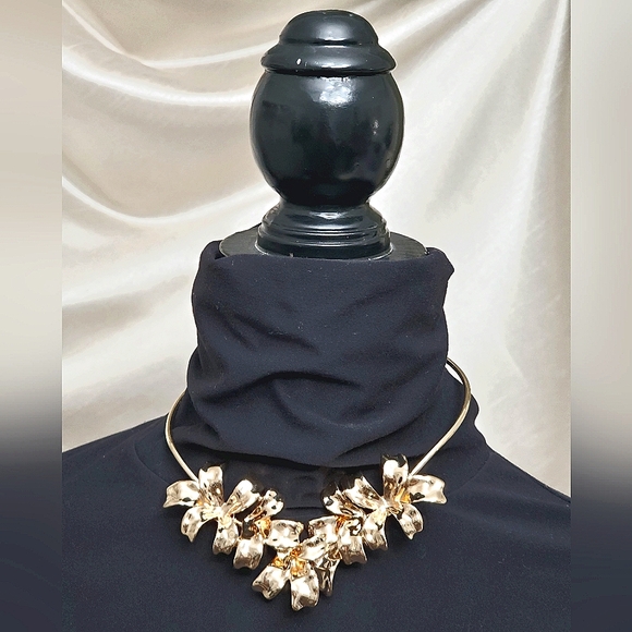 💖STUNNING💖Gold-Tone Flower Hinged Open Choker Necklace, NWT - Picture 3 of 11
